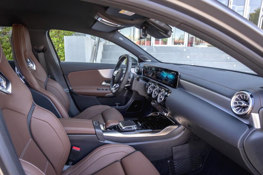 Интерьер Mercedes-AMG A45 S 4Matic+ (W177) 2019 года  (WW) (фото 68 из 90)